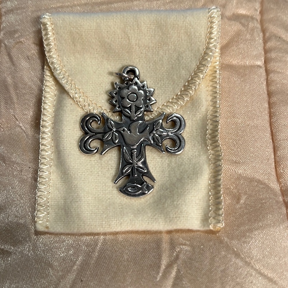 BEAUTIFUL (RETIRED)1 3/4 inch JAMES AVERY PRIMAVERA CROSS PENDANT.